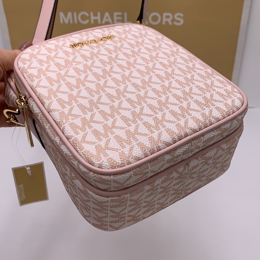 MICHAEL KORS
Jet Set Travel Md Signature Logo Crossbody
OPTIC WHITE/RS GOLD
NWT - Picture 16 of 16